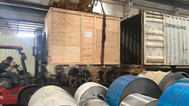 Atualização de remessa de fábrica: carregamento de empilhadeira e entrega segura